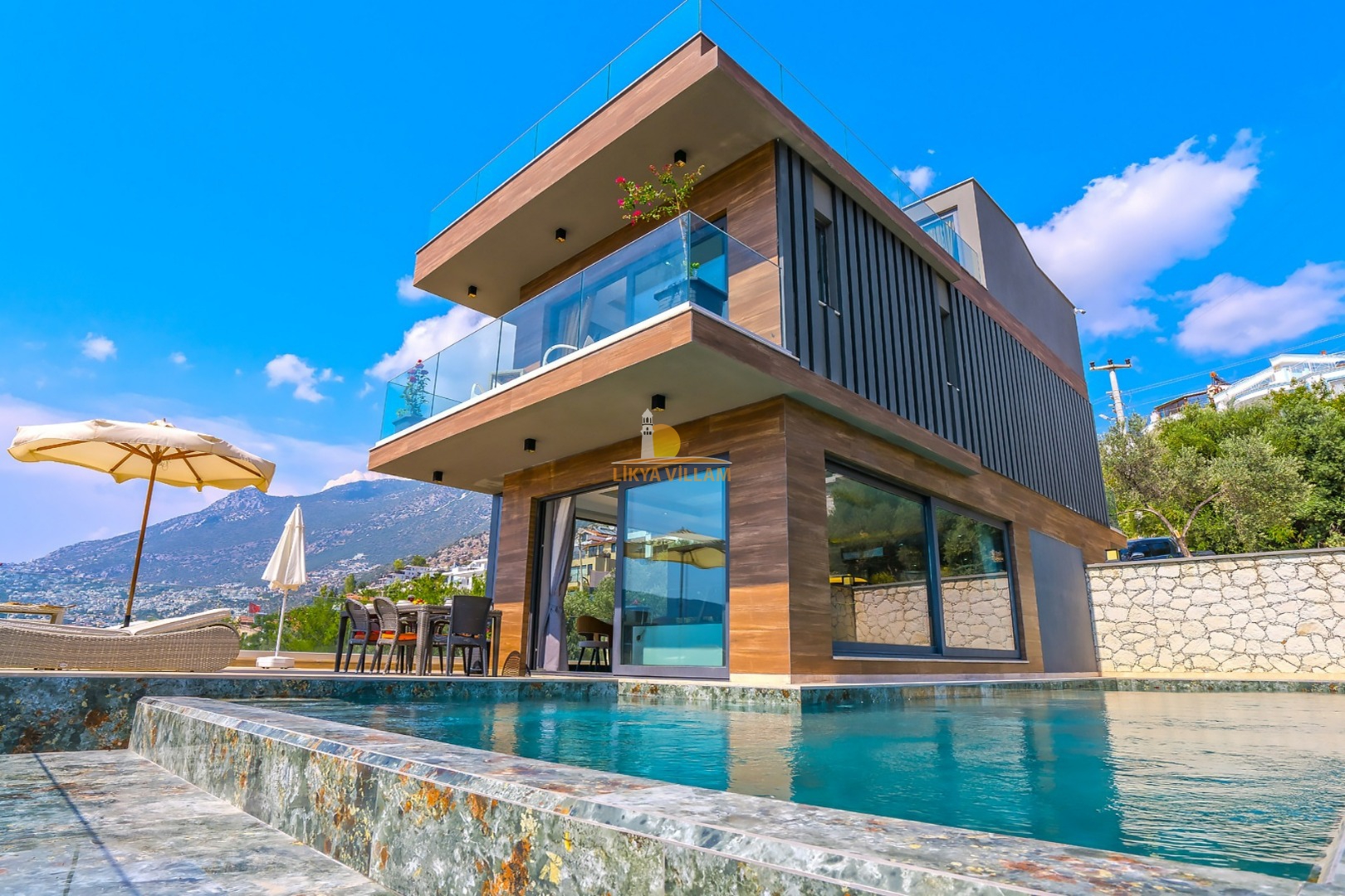 Villa in Kalkan mit Meerblick, privater Pool,  Hallenbad, 4 Schlafzimmer, 4 Bäder, 300 Meter zum Meer, 4 Etagen