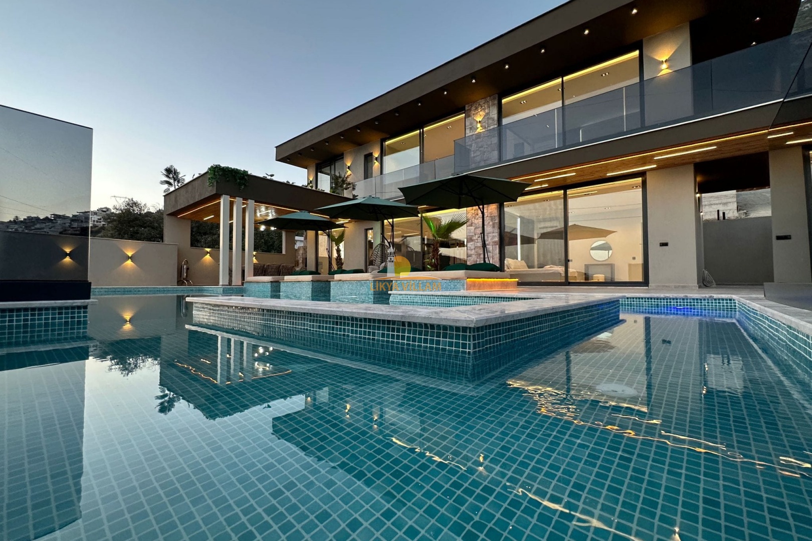 Villa in Kalkan mit Panoramablick, privater Pool, 4 Schlafzimmer, 4 Bäder, Whirlpool, Sauna, 2 Etagen