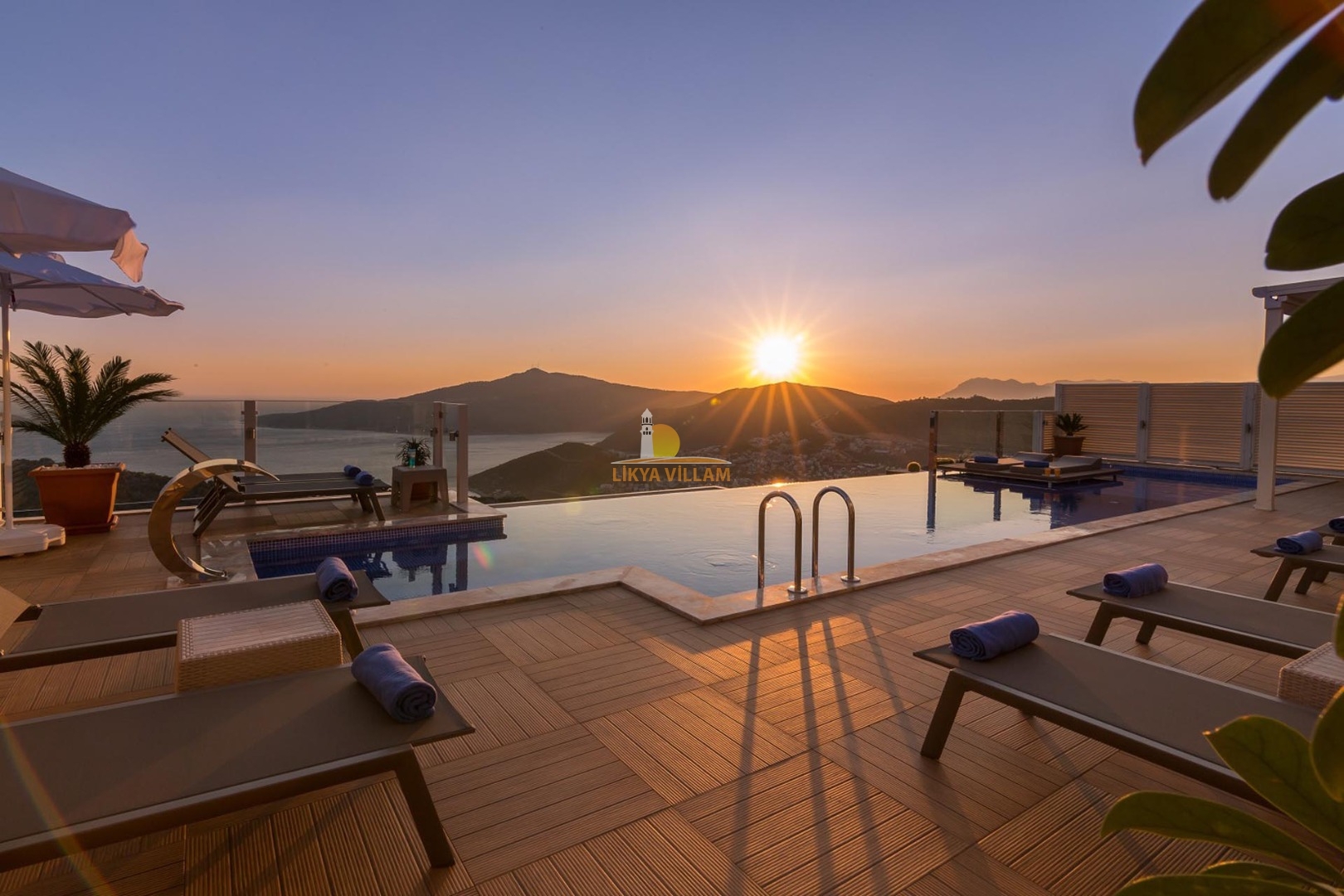 Villa in Kalkan mit Panoramablick, privater Pool, 4 Schlafzimmer, 4 Bäder, 4 Whirlpools, 2 Etagen, zentral, 8 Personen