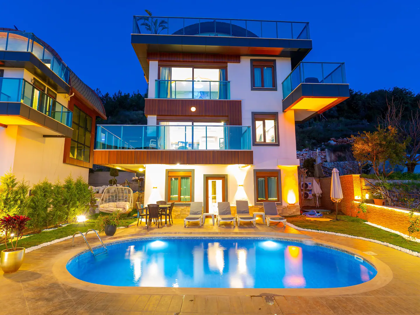 Villa 300qm in Alanya mit Meerblick, privater Pool, 5 Schlafzimmer, 4 Bäder, 4 Etagen