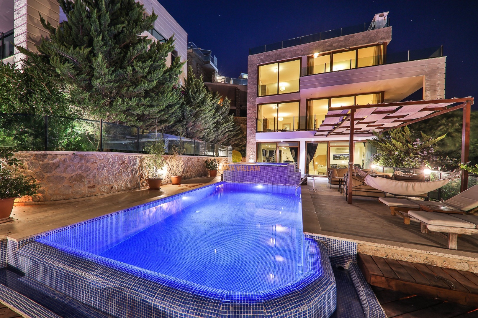 Villa mit Panoramablick in Kalkan, 5 Schlafzimmer, 5 Bäder, 2 private Pools, Whirlpool, zentral, 4 Etagen
