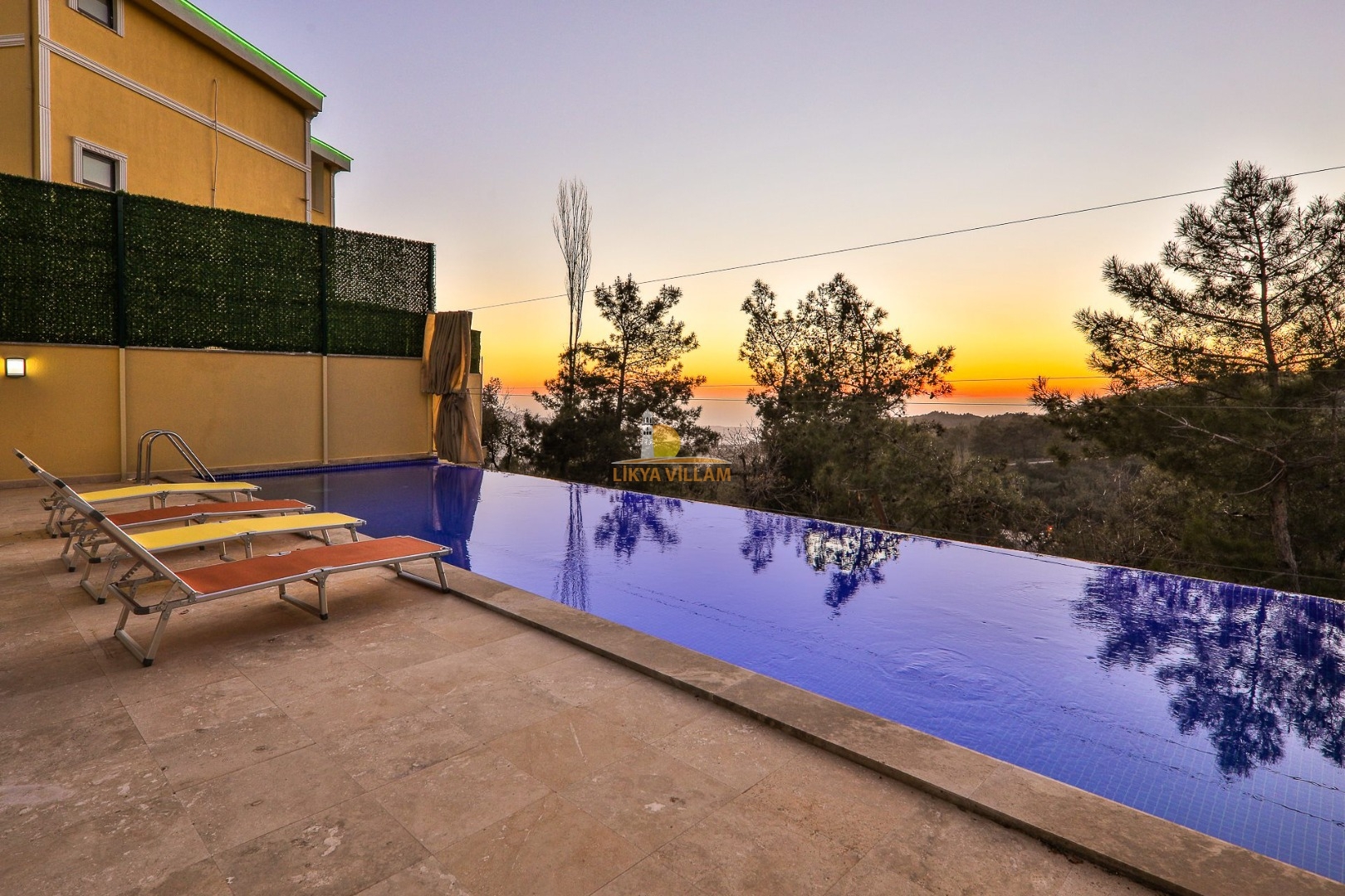Villa oberhalb Kalkan mit Meerblick, privater Pool, 5 Schlafzimmer, 5 Bäder, beheizter Innenpool, Sauna, 3 Etagen