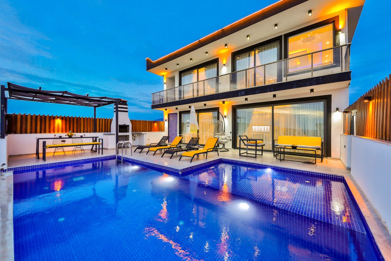 Villa in Kalkan mit Meerblick, privater Pool, 3 Schlafzimmer, 4 Bäder, Innenpool, Sauna, 2 Etagen