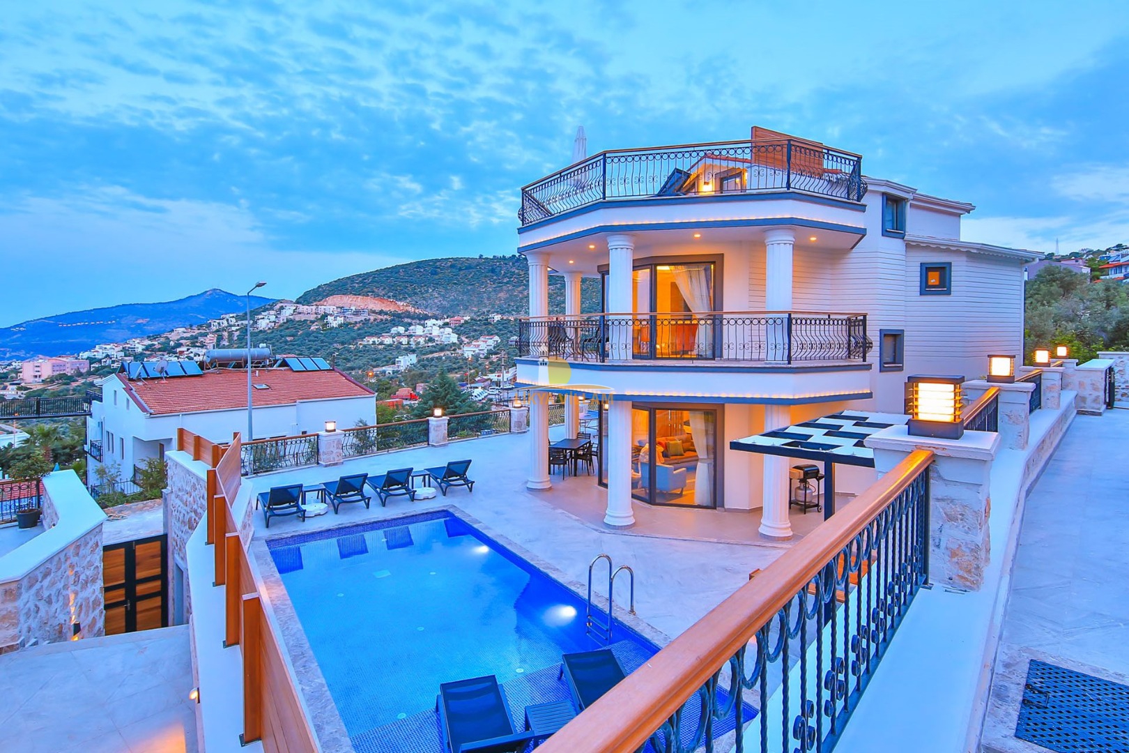 Villa in Kalkan mit Meerblick, beheizter Pool, 3 Schlafzimmer, 4 Bäder, Whirlpool, zentral, 3 Etagen