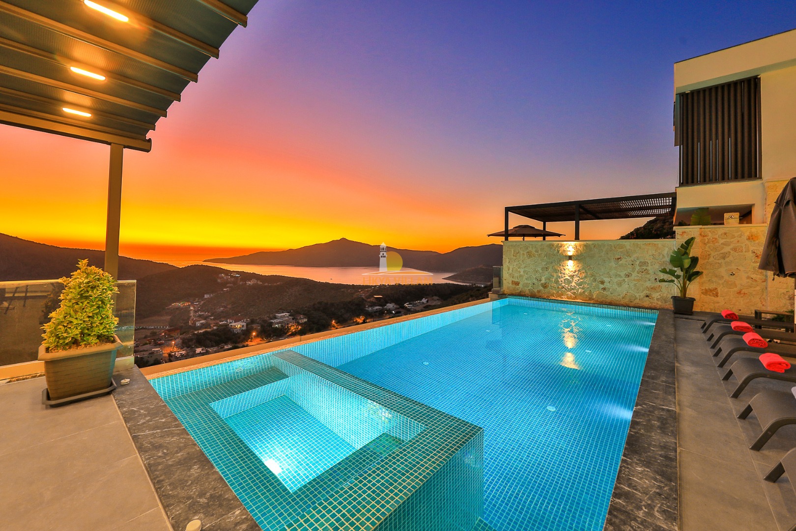 Villa in Kalkan mit Meerblick, privater Pool, 3 Schlafzimmer, 3 Bäder, 2 Etagen, Gästehaus, sehr luxuriös
